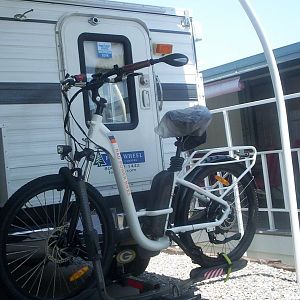 Old carrier with tire "pockets" - Manually lift bike onto carrier.