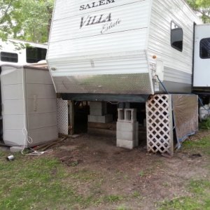 Tongue removed. Battery box is on top of that stack of concrete blocks under the front of the trailer.