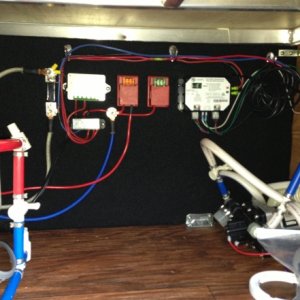 Main power distribution panel: L-R current measurement shunt, solar controller, 40A Maxi fuse for house power, spare Maxi fuse for inverter, front sli