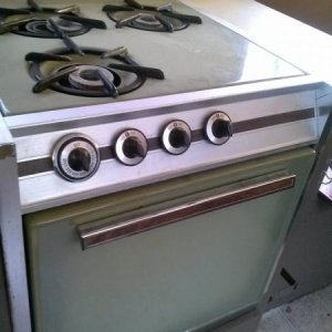 Propane oven and stove - Don't know if it works or not. We have no idea how to use anything yet.