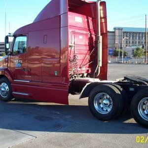 '99 VNL610 left view