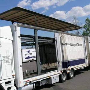 Pop up roof on a car hauler