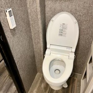 Dometic 320 and Blooming NB-R1063 Bidet Seat w/ Remote