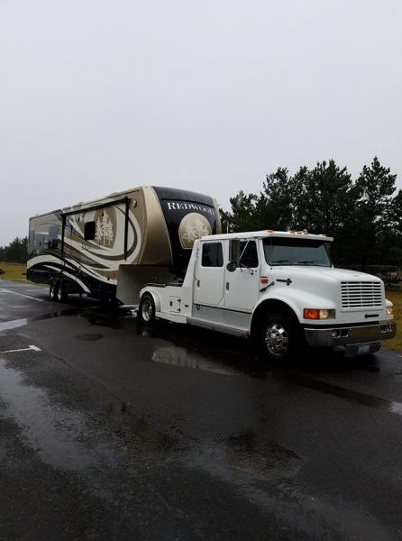 1998 international 4700 LP, DT530 6 speed auto shift,  300hp . air ride cab and chassis, Reese 25K hitch