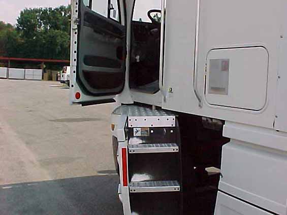 2000 FREIGHTLINER ARGOSY DOOR STEPS