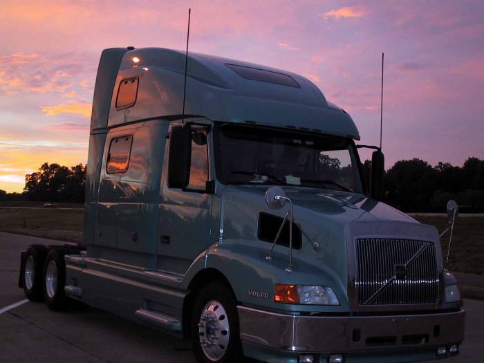 2000 Volvo VNL770 (Bodacious - aka - BigBig)