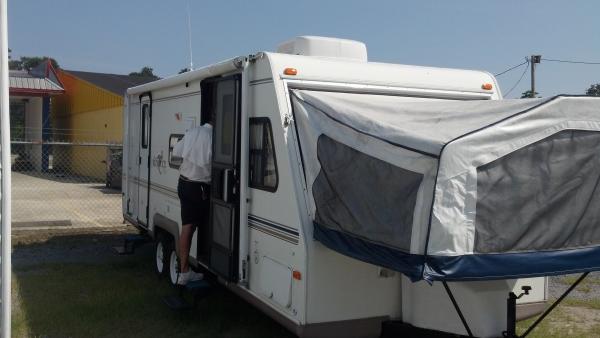 2003 Roo 25 has a front and rear entry