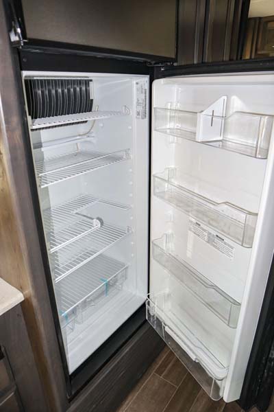 28SS - Fridge (Freezer is above the fridge)