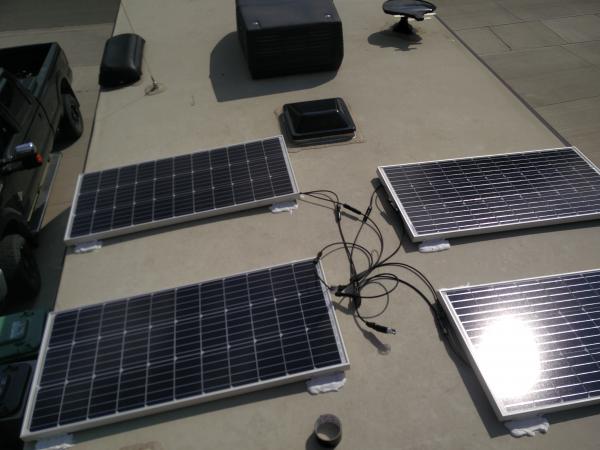 4x 100w Renogy Slim solar panels (Ignore the cables)