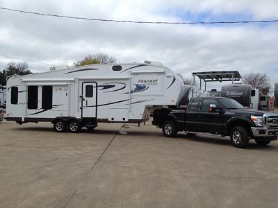 5er and truck at the dealer