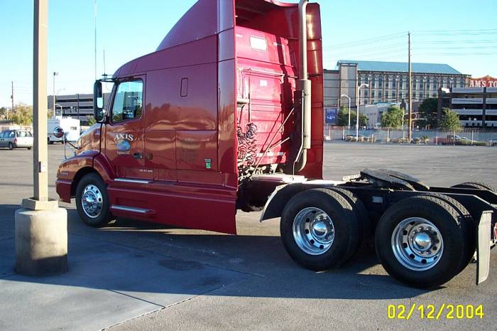 '99 VNL610 left view