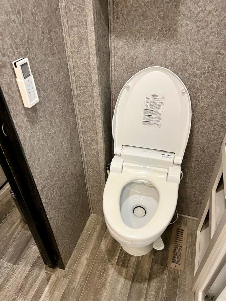 Dometic 320 and Blooming NB-R1063 Bidet Seat w/ Remote