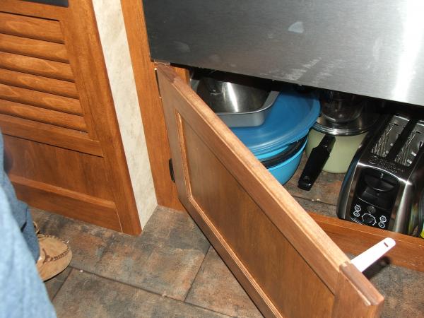 Door for space under stove to put pots and pans