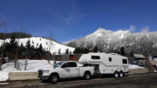 Dry roads, clear skies, and beautiful mountain snow at Snoqualmie Pass