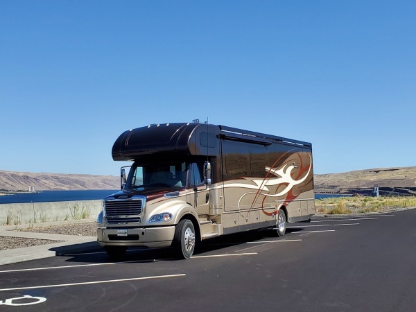 dynamoose at OR rest area along Columbia River. Takes up a few parking spots!