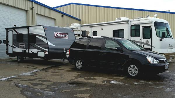 First hook-up.  I'm amused that my trailer and van length combined isn't any longer than the Class A beside me at the service bay!
2016 12 20 18.05.40