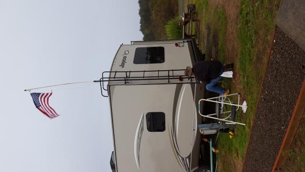 First stop...Ocean Mist RV Resort (KM campground) Ocean City, WA.
Setting up our flagpole.