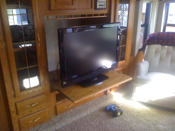 How the mod works, now i can see the tv from the rear recliner with the tv turned on the turntable.