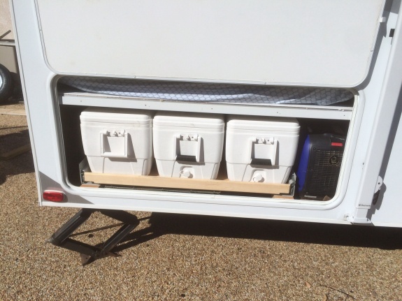 image. Pull out drawer for ice chest