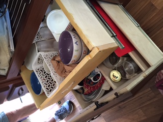 Large drawer with out inner drawer for dishes.