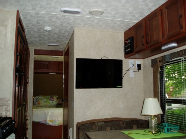 Living area, dinette and TV wall mount