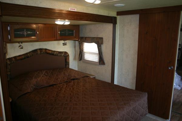 Queen Bed w/Serta Matress
Overhead Storage w/Glass Filled Doors