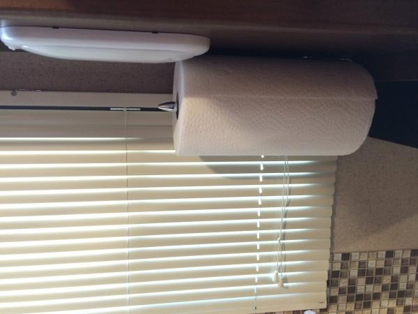 Ratcheting paper towel holder