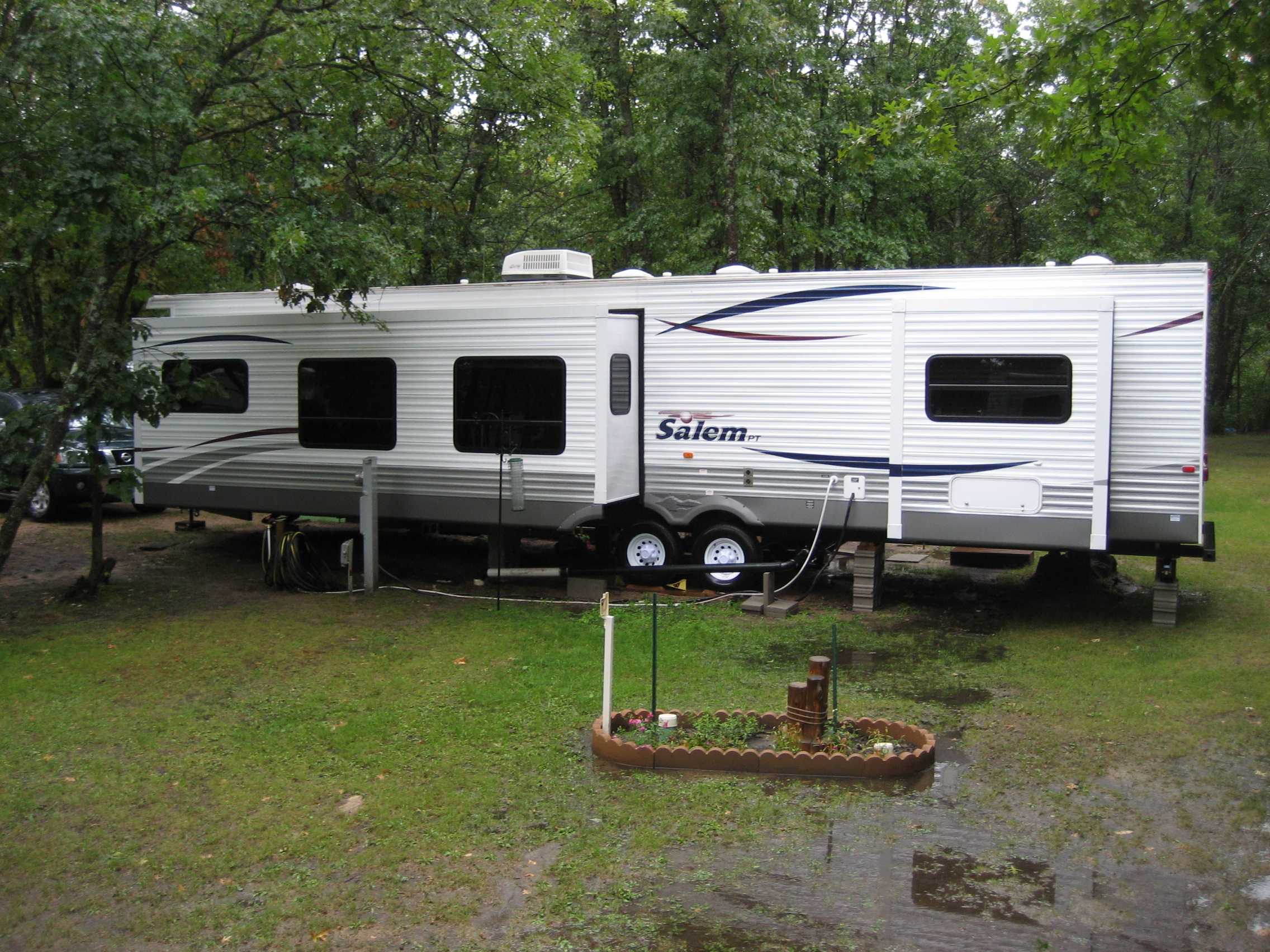 Slide side of Salem 392 FLFB Park Trailer