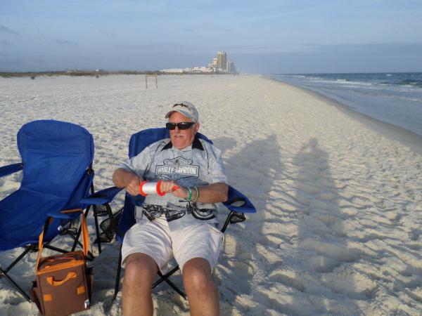 So, we went to the Gulf to enjoy the beach........white sands.  Yep, that spool of string is connected to one of my kites.  Gulf Shores State Park, AL