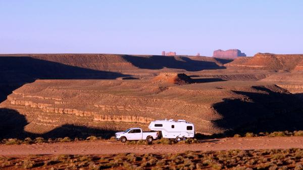 Sunrise on the canyon rim at The Goosenecks near Mexican Hat, Utah