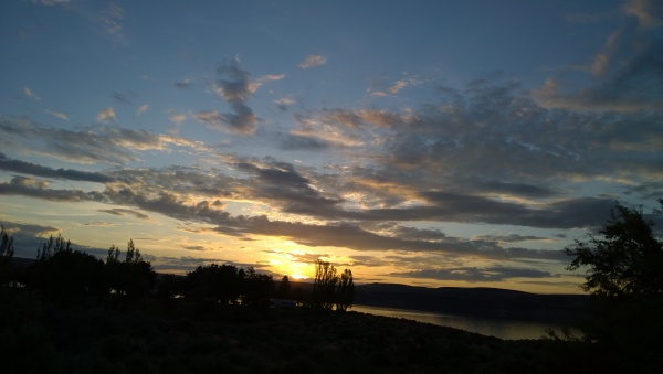 Sunrise over the Columbia river and the lower loop of Wanapum State Park, Eastern Washington