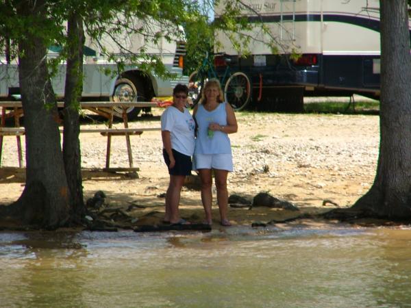 The queens waiting for their water chariot