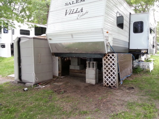 Tongue removed. Battery box is on top of that stack of concrete blocks under the front of the trailer.