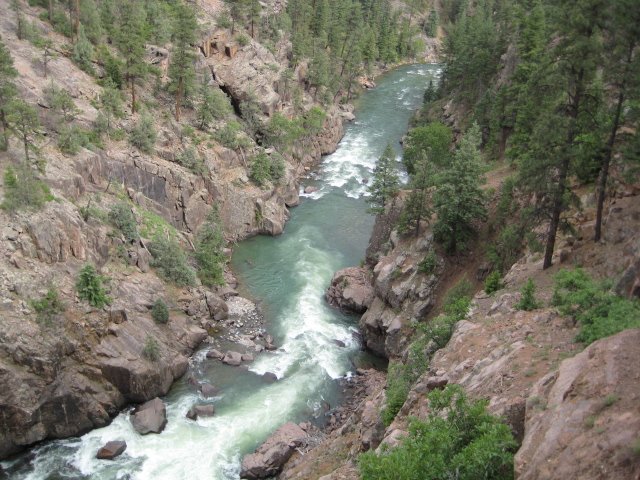 Train_runs_along_cliff